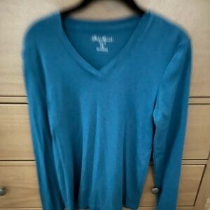 NWOT Eddie Bauer blue M l/s v neck top.